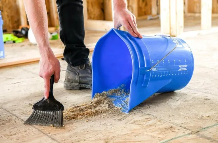 5-Gallon Multi-Use Bucket with Paint Tray, Dustpan Edge and Spout, photo 2